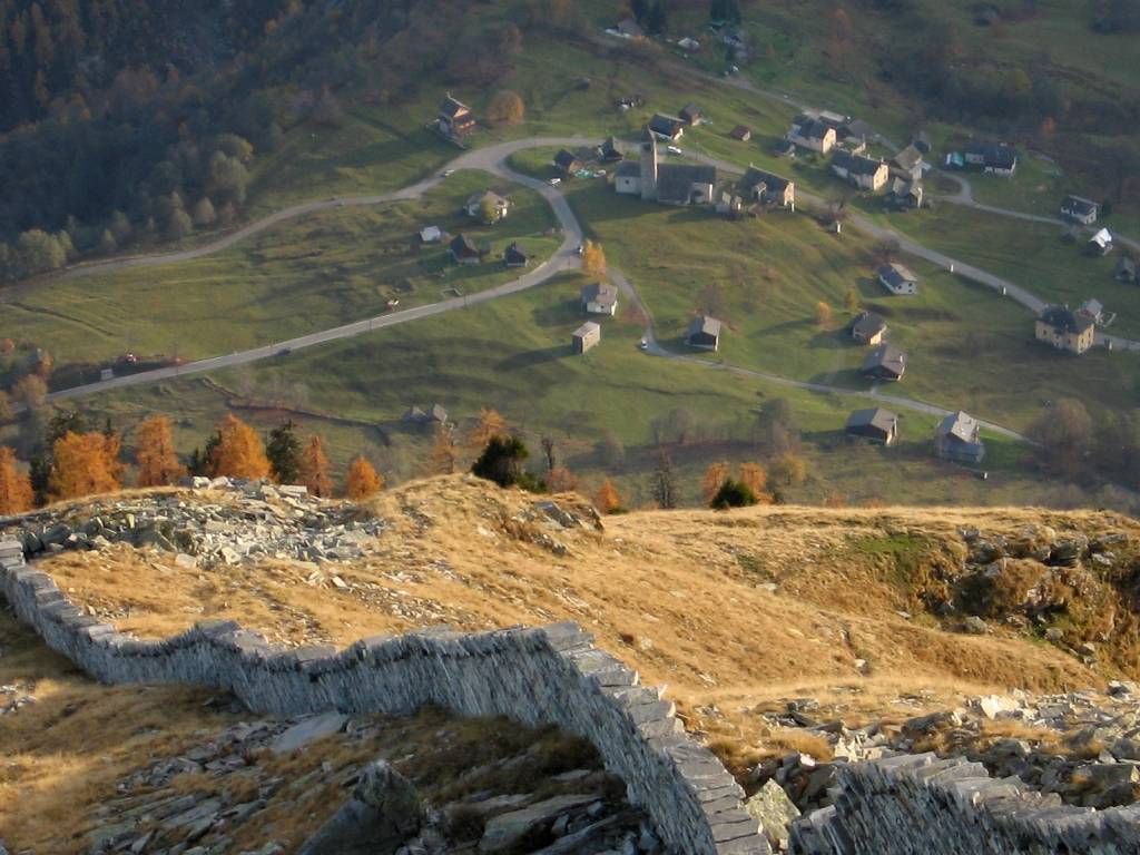 Muro e croce del Pizzo Bombögn